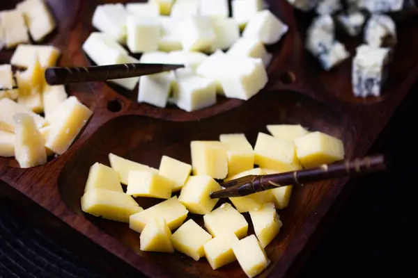 木制奶酪板 上面有木耳乳酪 新鲜的意大利面 意大利面和果仁佐拉 在一张黑色的顶部桌子上 — 图库照片