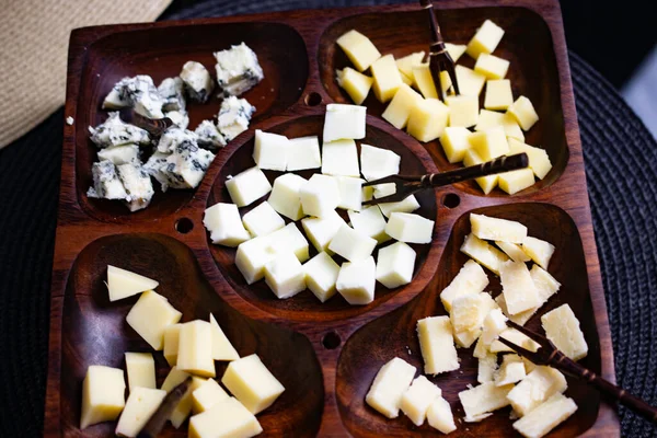 木制奶酪板 上面有木耳乳酪 新鲜的意大利面 意大利面和果仁佐拉 在一张黑色的顶部桌子上 — 图库照片