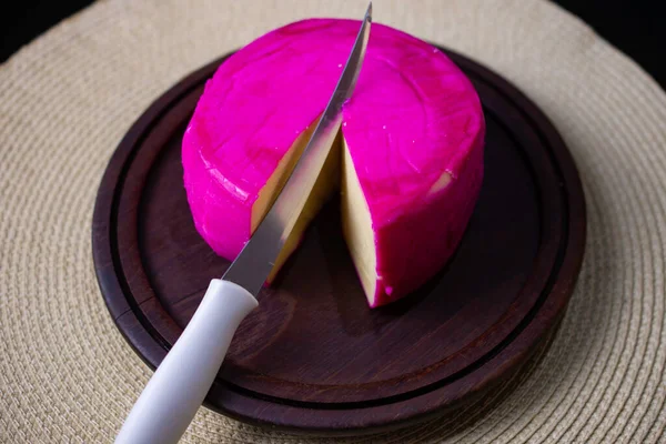 圆形切菜板上有粉色乳酪 来自卡纳斯塔地区 — 图库照片