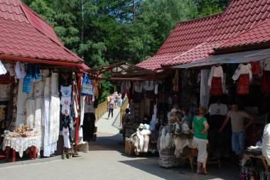 Hutsul'ın Bazaarı - Yaremche Ivano Frankivsk bölge ana Hediyelik eşya pazarında. Ukraine.July 2011