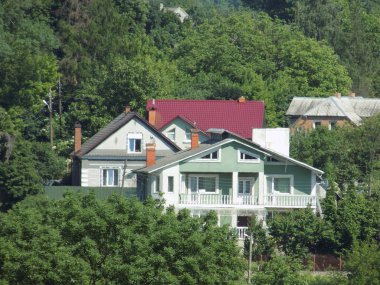 Küçük bir kasabanın kenar mahallelerinin genel manzarası
