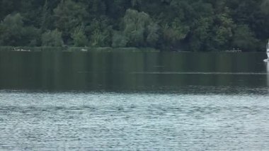 Gölün sakin sularında eski bir tekne