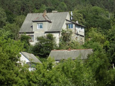 Küçük bir kasabanın kenar mahallelerinin genel manzarası