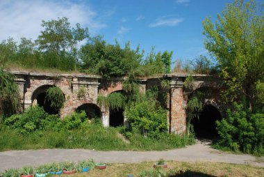 Eski kalenin savunma duvarları