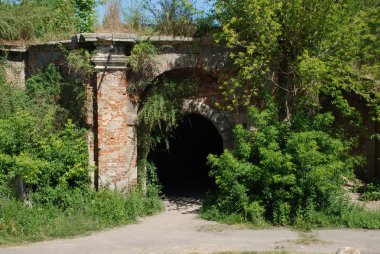 Eski kalenin savunma duvarları