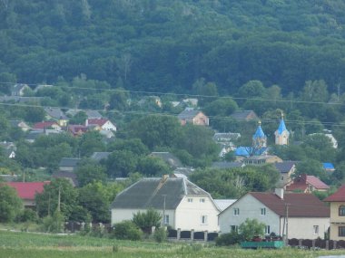 Küçük bir kasabanın kenar mahallelerinin genel manzarası