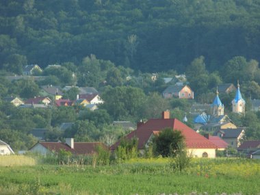 Küçük bir kasabanın kenar mahallelerinin genel manzarası