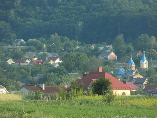 Küçük bir kasabanın kenar mahallelerinin genel manzarası