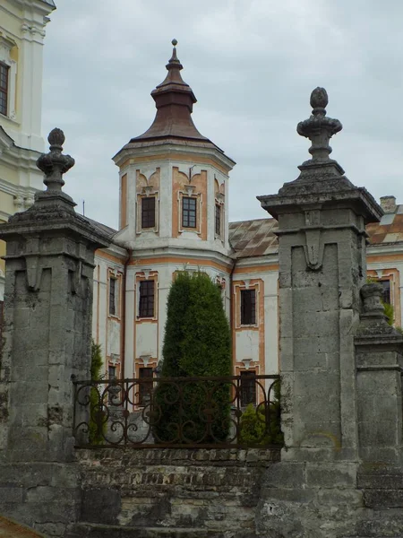 Turm Und Gebäude Des Ehemaligen Kollegiums Yezuyitskoho — Stockfoto