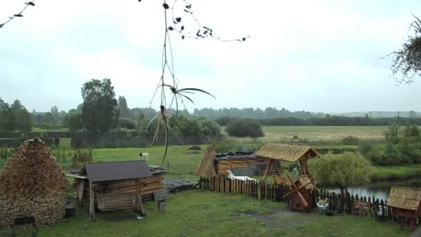 Aan Rand Van Een Kleine Stad — Stockvideo