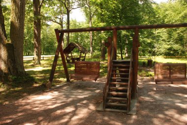 Ormandaki dinlenme alanı.