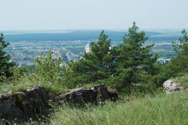 Küçük bir kasabanın kenar mahallelerinin genel manzarası