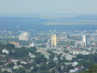 Küçük bir kasabanın kenar mahallelerinin genel manzarası