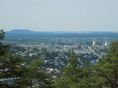 Küçük bir kasabanın kenar mahallelerinin genel manzarası