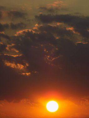 Akşam bulutlu gökyüzü, genel manzara