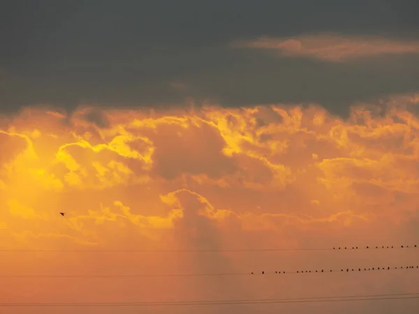 Wieczorne Zachmurzone Niebo Widok Ogólny — Zdjęcie stockowe