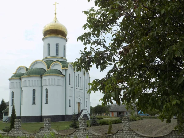 简单性和宏伟的东正教教堂 — 图库照片