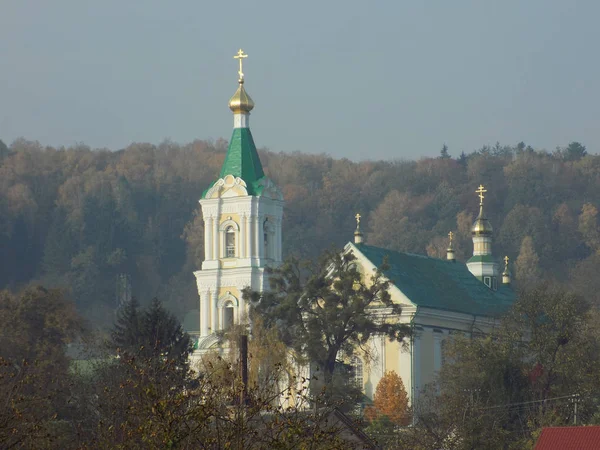 东正教教堂的尖顶和金色圆顶 — 图库照片