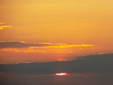 Akşam bulutlu gökyüzü, genel manzara