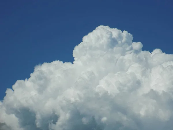 Biała Chmura Błękitnym Niebie — Zdjęcie stockowe