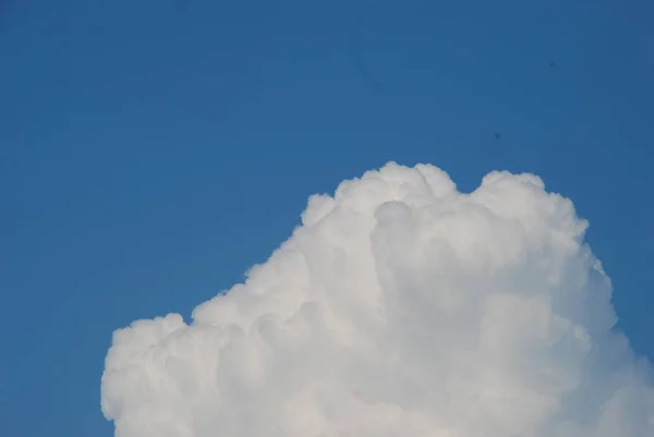 Nuage Blanc Sur Ciel Bleu — Photo