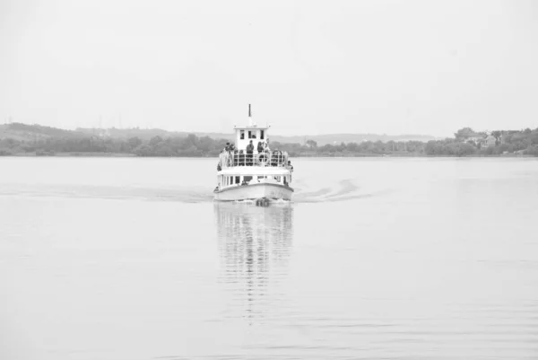 在平静的湖水中的一艘老船 — 图库照片