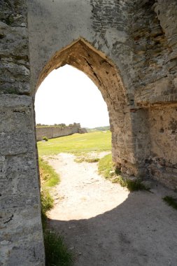 Eski kalenin savunma duvarları ve giriş kulesi