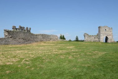 Eski kalenin savunma duvarları ve giriş kulesi