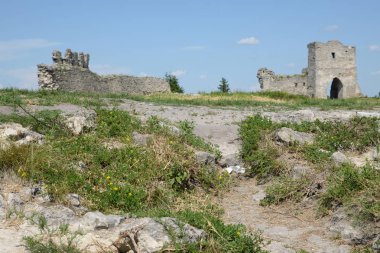 Eski kalenin savunma duvarları ve giriş kulesi