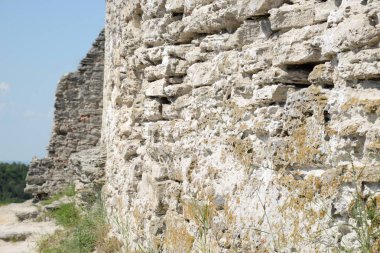 Eski yıkılan kalenin savunma duvarları