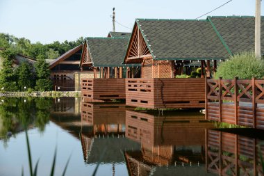 Ormandaki dinlenme alanı.