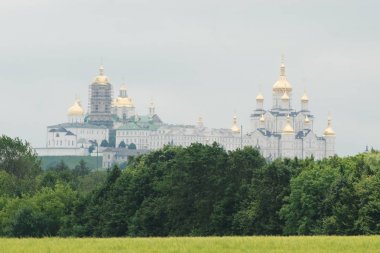 Kutsal yatakhanenin altın kubbesi Pochayiv Lavra