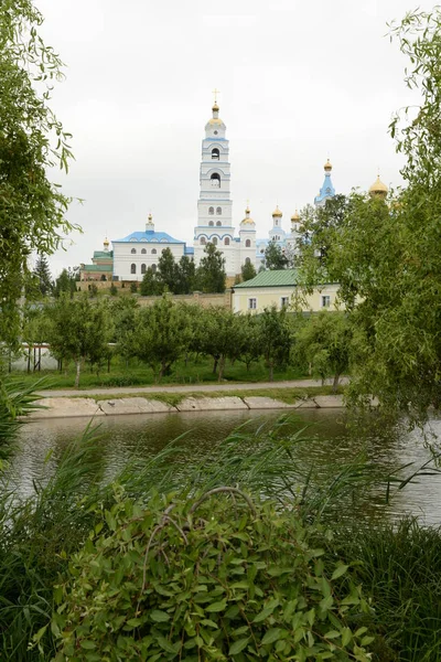 すべての聖人の教会Pochayiv聖なる修道院Dukhovskoi — ストック写真