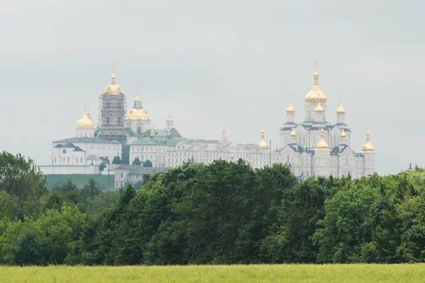 Kutsal yatakhanenin altın kubbesi Pochayiv Lavra