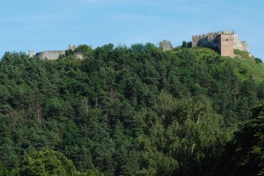 Eski kalenin savunma duvarları ve giriş kulesi