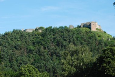 Eski kalenin savunma duvarları ve giriş kulesi