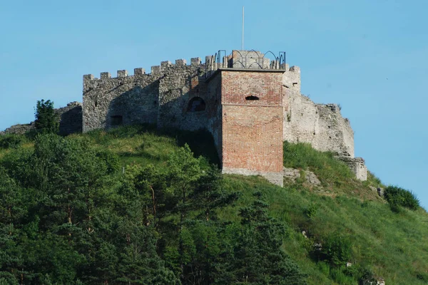 古い城の防御壁と入り口塔 — ストック写真