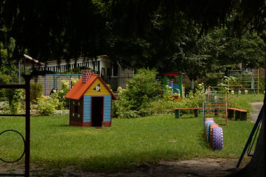 Ormandaki dinlenme alanı.