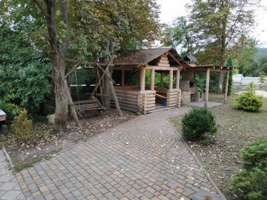 Ormandaki dinlenme alanı.