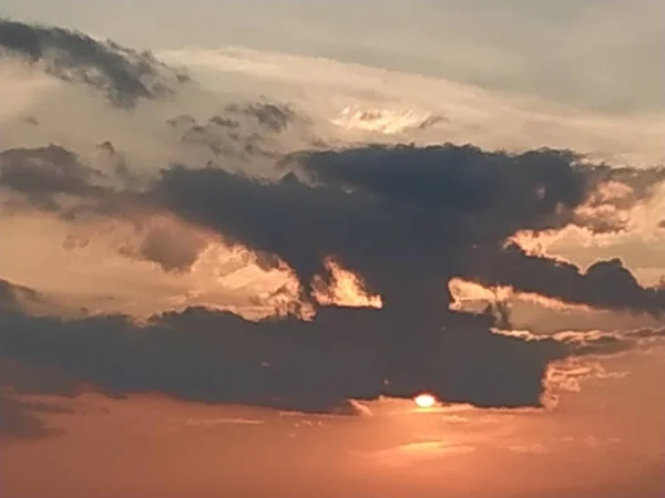 夕方曇りの空 一般的なビュー — ストック写真