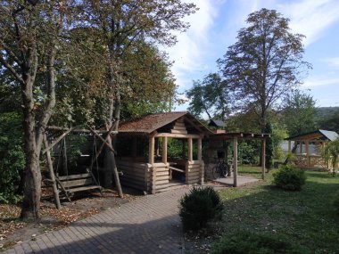 Ormandaki dinlenme alanı.