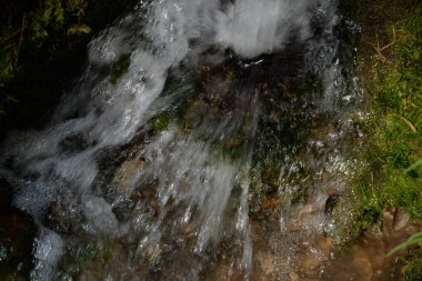 Şelalenin hızlı akışı