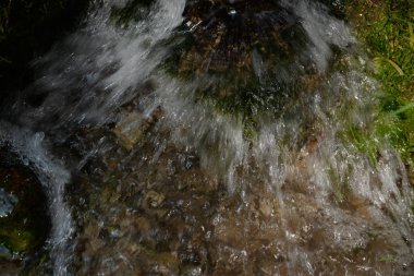 Şelalenin hızlı akışı