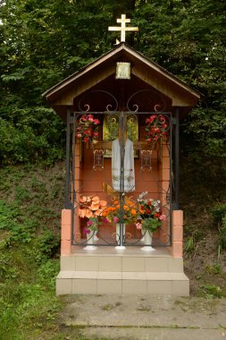 Ormanın kenarında küçük bir şapel