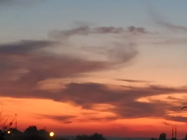 夕方曇りの空 一般的なビュー — ストック写真