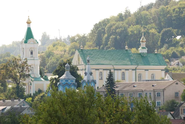 モナシェスキーの建物エピファニー修道院と聖十字教会 — ストック写真