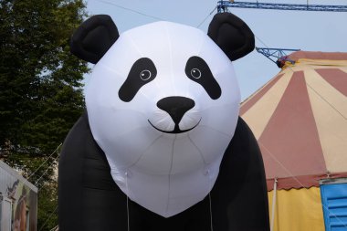 Bir oyuncak şişme büyük panda