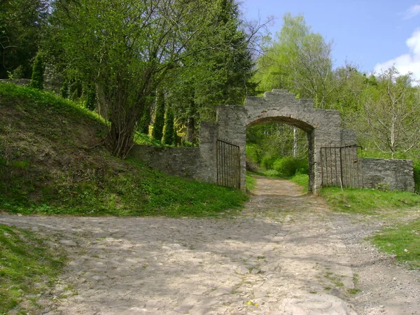 Kilisenin giriş kemer.