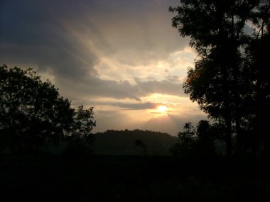 Akşam bulutlu gökyüzü, genel manzara
