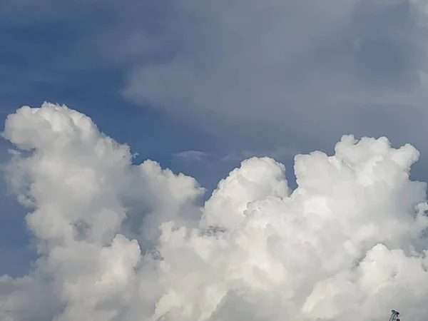 Nuvens Brancas Negras Céu Azul — Fotografia de Stock